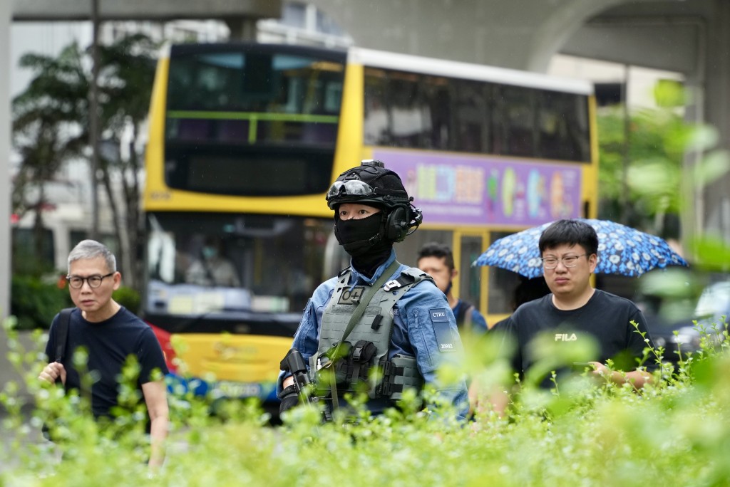 特警在法庭外戒備。 蘇正謙攝