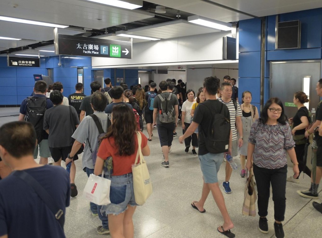 部分市民從金鐘站步行往維園
