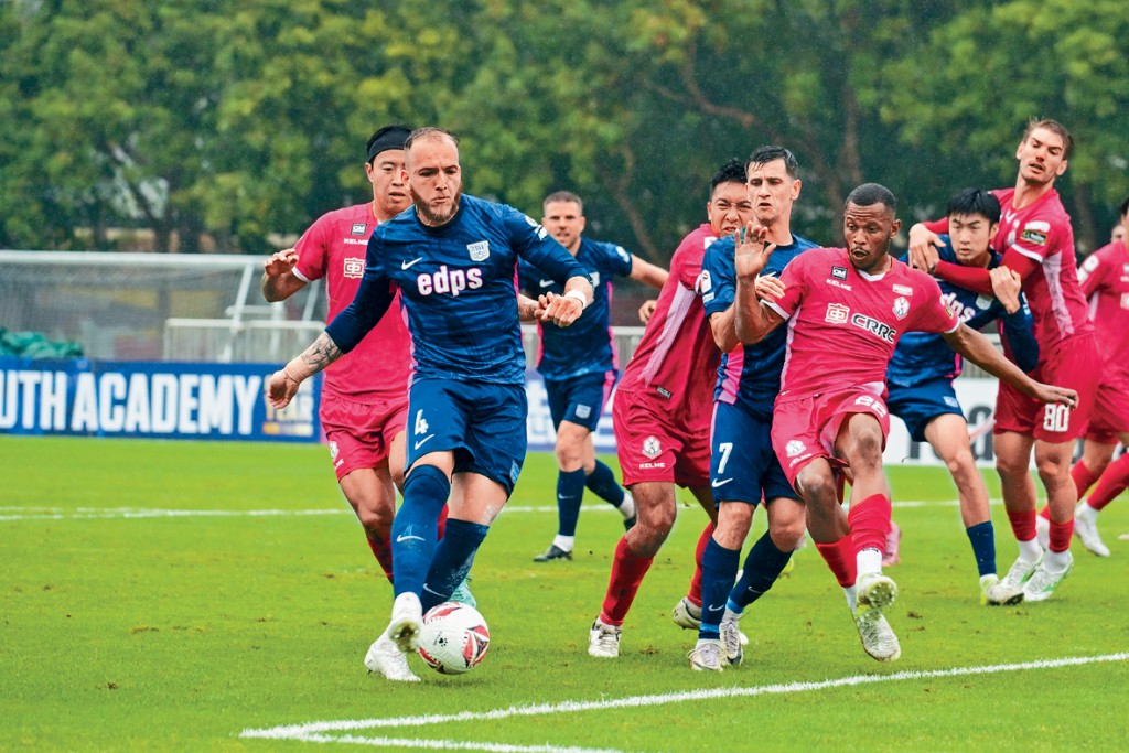 傑志鄧達思(左)人群中射門。