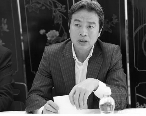 杜偉周日被發現在官邸中去世。網圖