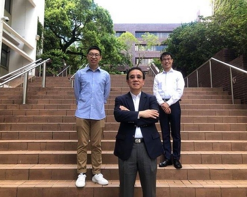 收生及國際生交流事務總監嚴志堅（中）期望，港大新增獎學金，能涵蓋多元學科的新生。旁為去年獎學金得主洪臻（左）及李思再（右）。 方麗盈攝