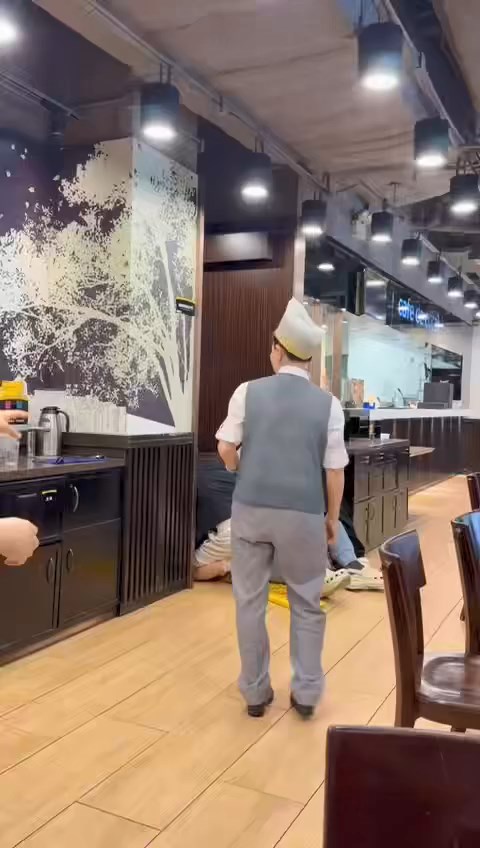 秀茂坪一間連鎖快餐店今日有兩名男子疑因排隊問題發生爭執。fb「我們都是在秀茂坪長大的」片段截圖 秀茂坪一間連鎖快餐店今日有兩名男子疑因排隊問題發生爭執。fb「我們都是在秀茂坪長大的」片段截圖