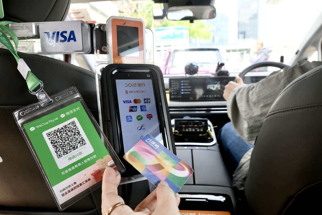 有司機指電子支付相當易上手,年長司機也能使用。 有司機指電子支付相當易上手,年長司機也能使用。