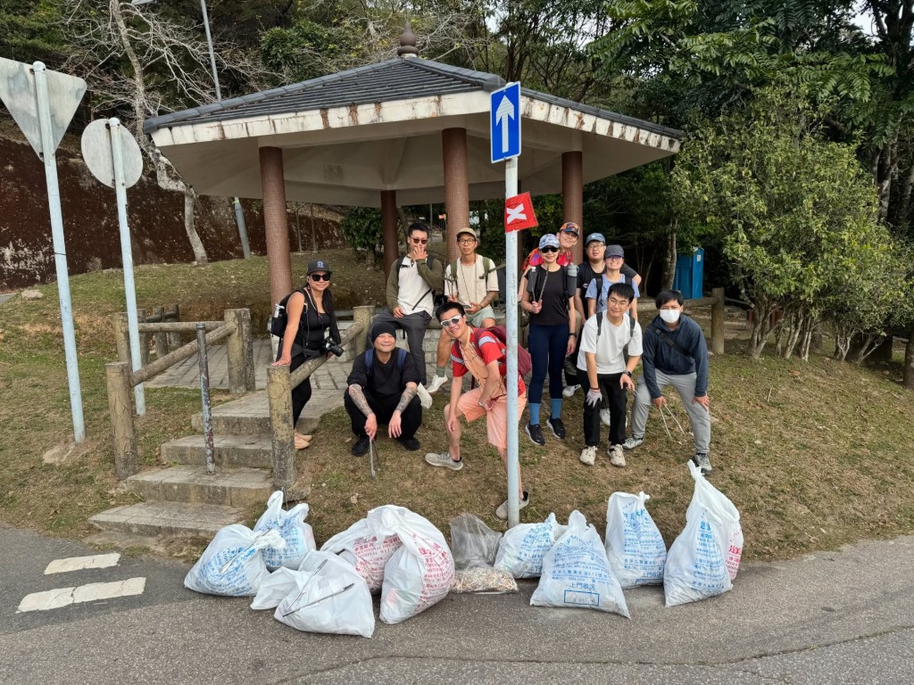 一名在香港經營餐廳的港男每逢周日都會上山執垃圾，希望「增強正能量」。Threads「the_night_spyder」圖片