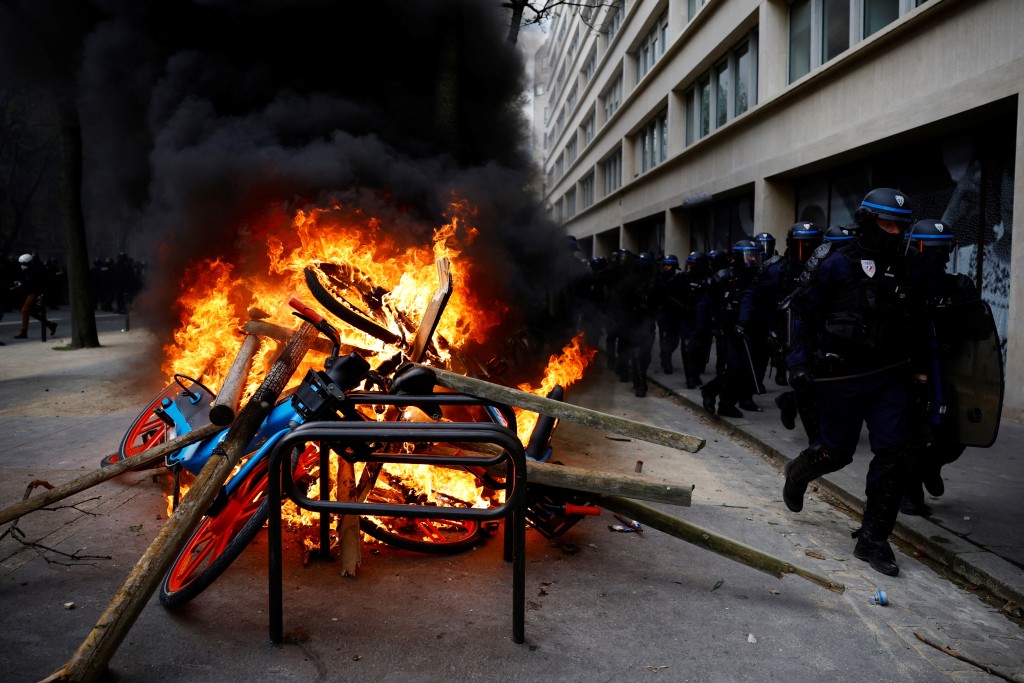 这是法国自今年1月以来第11轮反退休改革的全国性示威活动。 路透