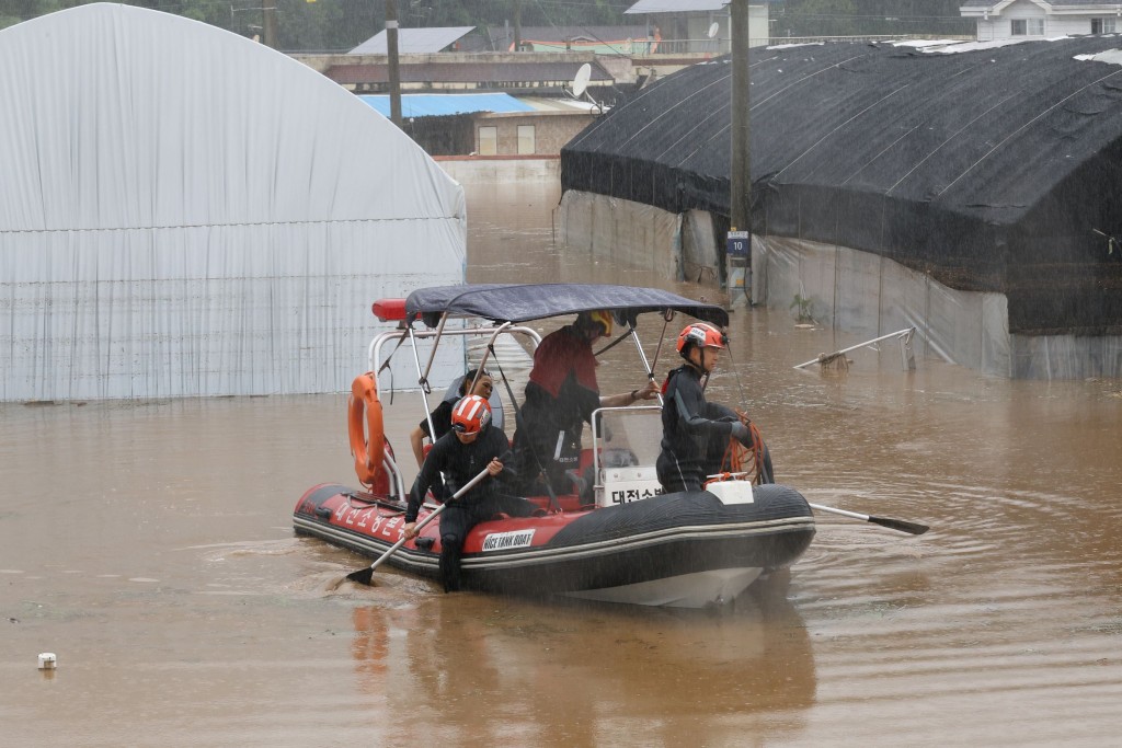 大田廣域市西區龍村洞遭洪水倒灌、潰堤，消防員划橡皮艇疏散居民。網上圖片