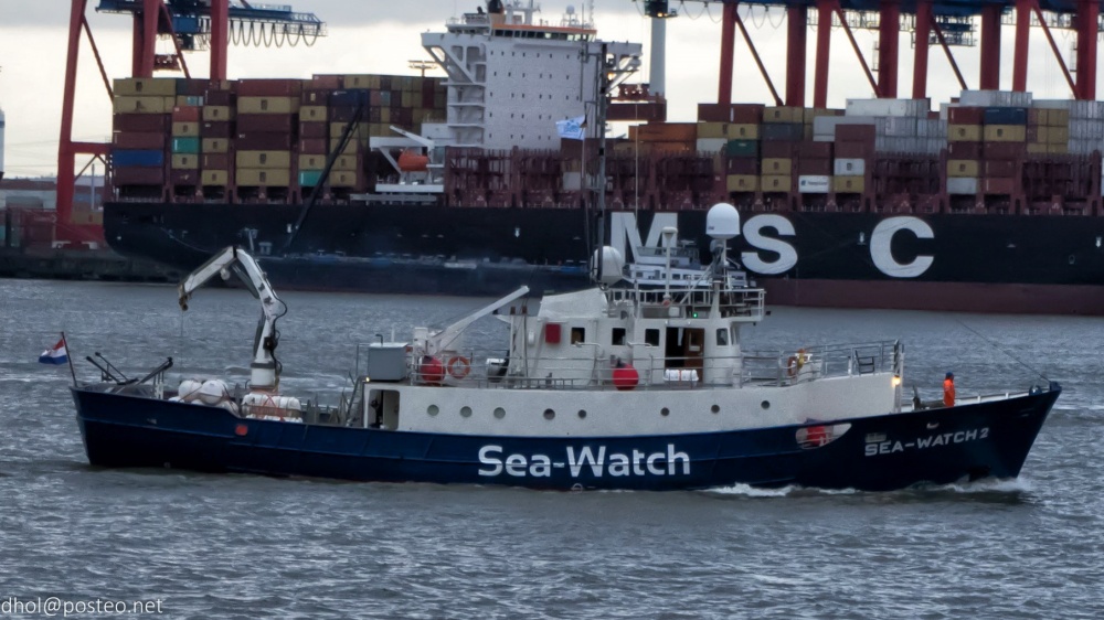 德國救援組織「海洋觀察」發現這艘船附近海域有兩艘商船。網圖