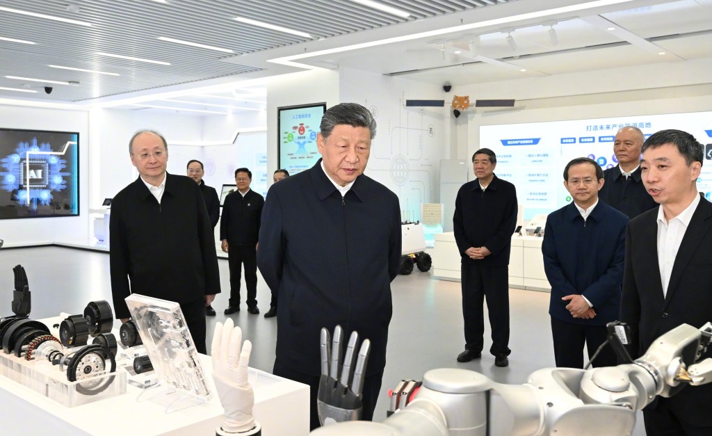 習近平在北京考察科技創新工作。《人民日報》