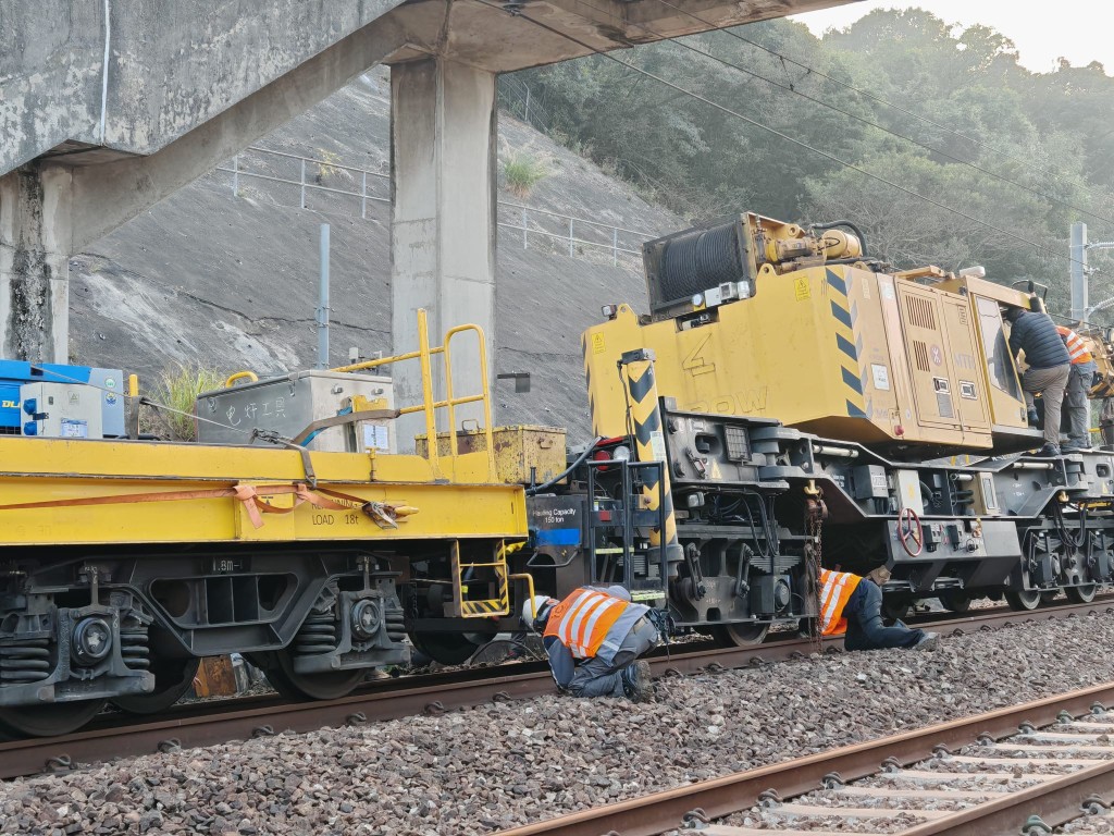 肇事工程車停在三渡坑巴士站對開路軌上，工程人員設法將其移走。