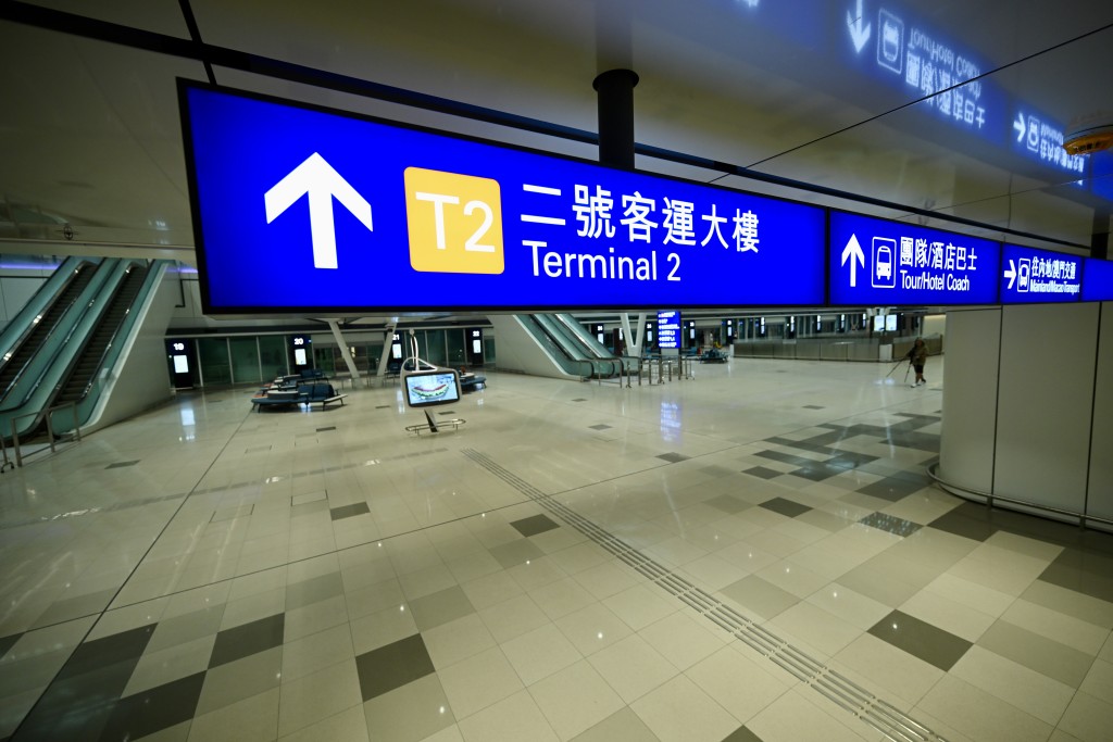 由一號客運大樓步行至二號客運大樓旅遊巴候車大堂，只需幾分鐘。