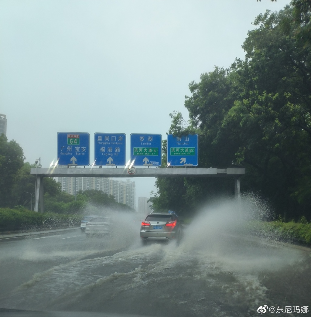 路面漬水，汽車路過時濺起大水花。