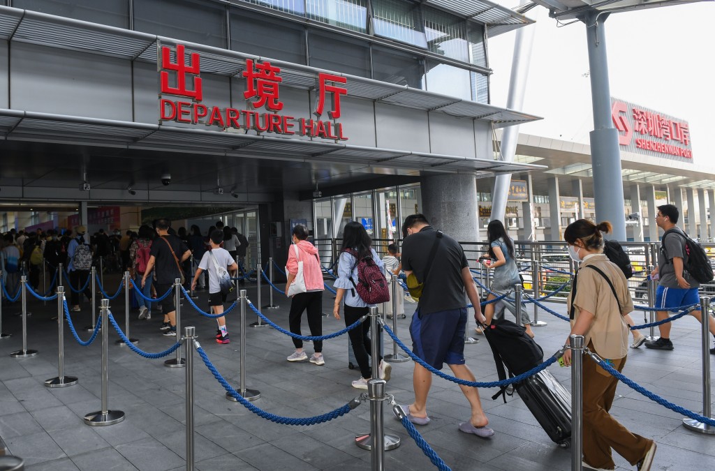 自恢復通關以來，出入境旅客人數呈現階梯式增長態勢。新華社資料圖