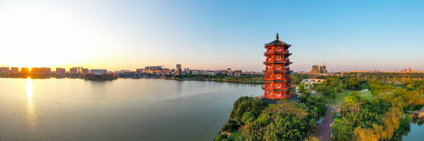 東莞為合乎資格的香港居民提供東莞市敬老優待卡,成功申領後可享受乘坐東莞市大部分巴士(不含定制出行線路)及市內線路地鐵的政策優惠。(圖片來源:istockphoto) 東莞為合乎資格的香港居民提供東莞市敬老優待卡,成功申領後可享受乘坐東莞市大部分巴士(不含定制出行線路)及市內線路地鐵的政策優惠。(圖片來源:istockphoto)