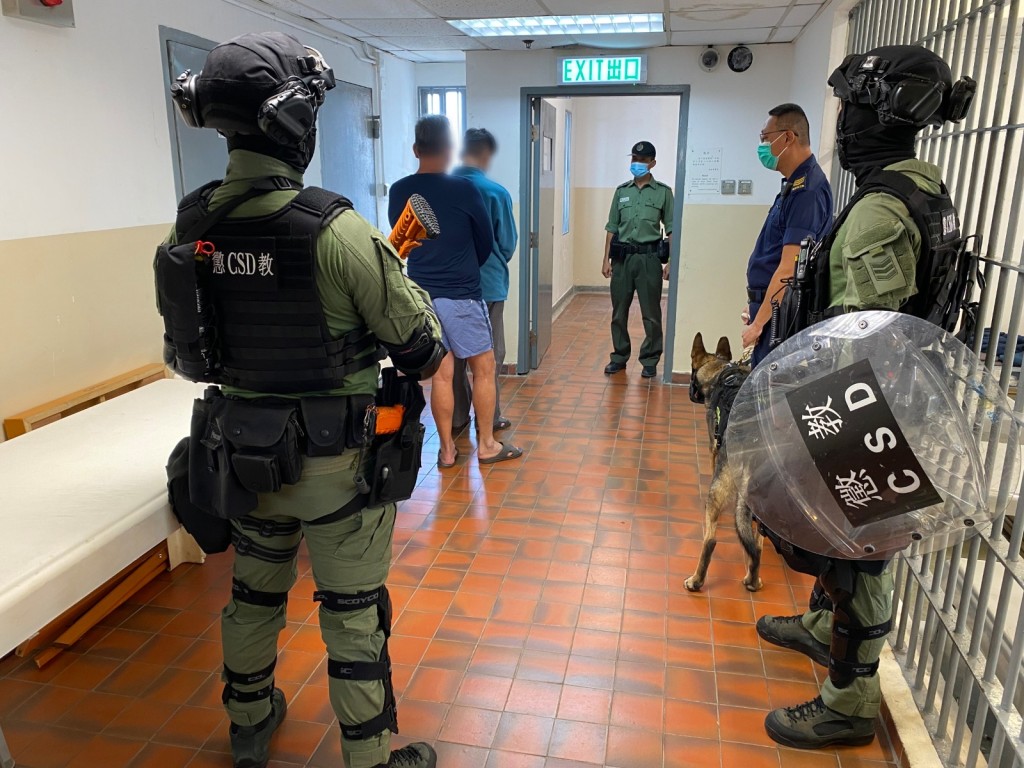 區域應變隊及警衛犬隊到東頭懲教所支援。政府新聞處圖片 區域應變隊及警衛犬隊到東頭懲教所支援。政府新聞處圖片
