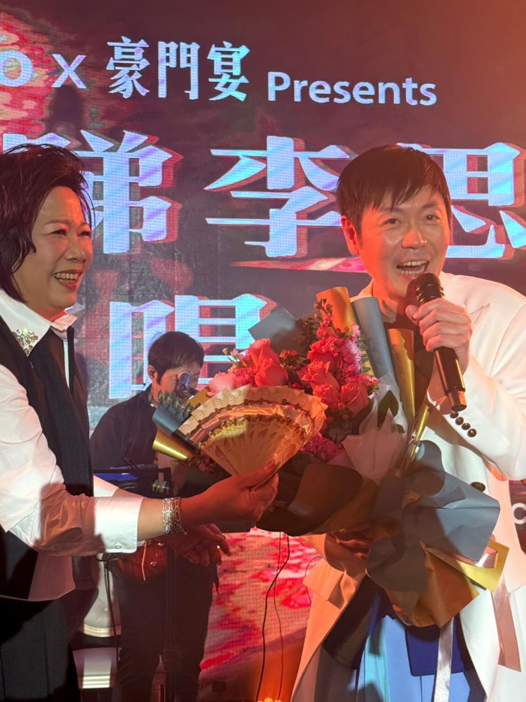 李思捷收到「銀紙」扇禮物! 李思捷收到「銀紙」扇禮物!