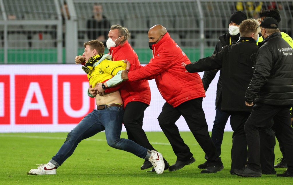 可能戰況太悶,又有球迷衝入場。Reuters