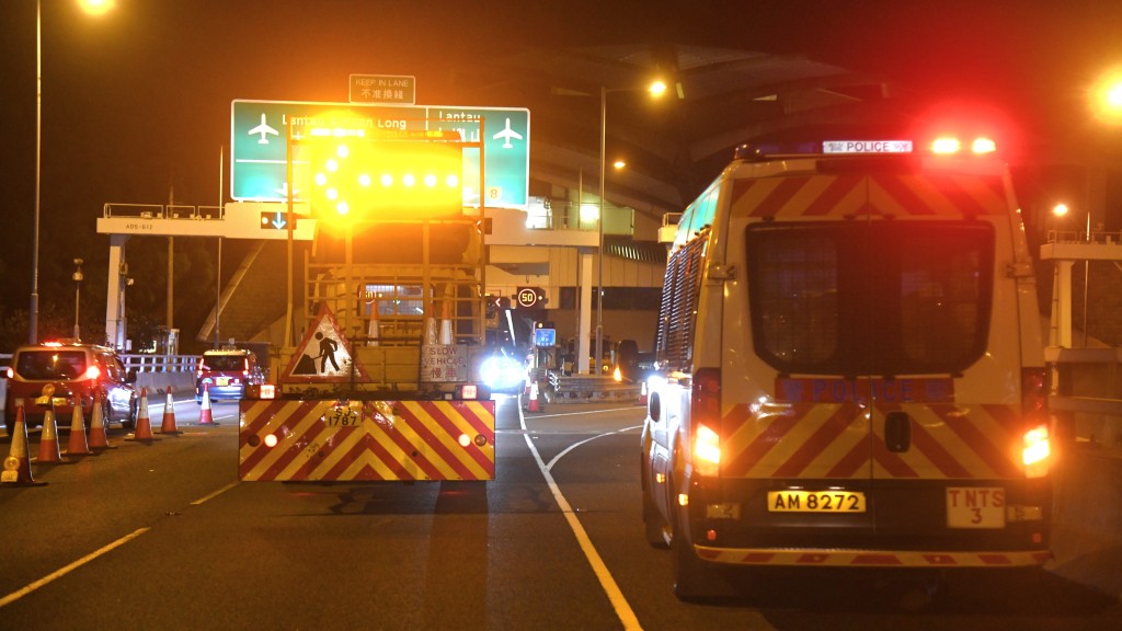 南湾隧道内旅游巴起火冒烟 单管双程行车交通挤塞