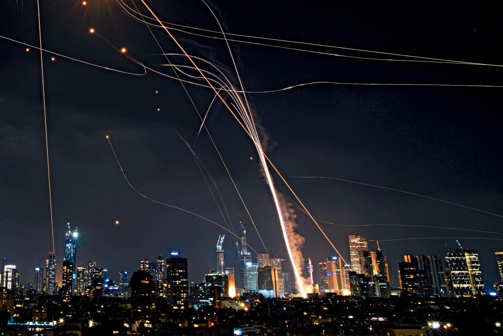 以色列特拉維夫的「鐵穹」防空系統周五攔截來襲的伊朗導彈。