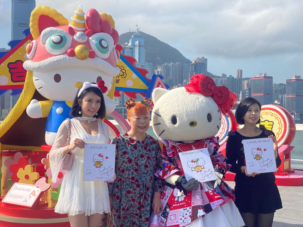 来自台湾的粉丝赵小姐（左）和李小姐（右），因为被选中与山口裕子（左二）见面及获亲笔签名，所以专诚飞过来香港参加活动。
