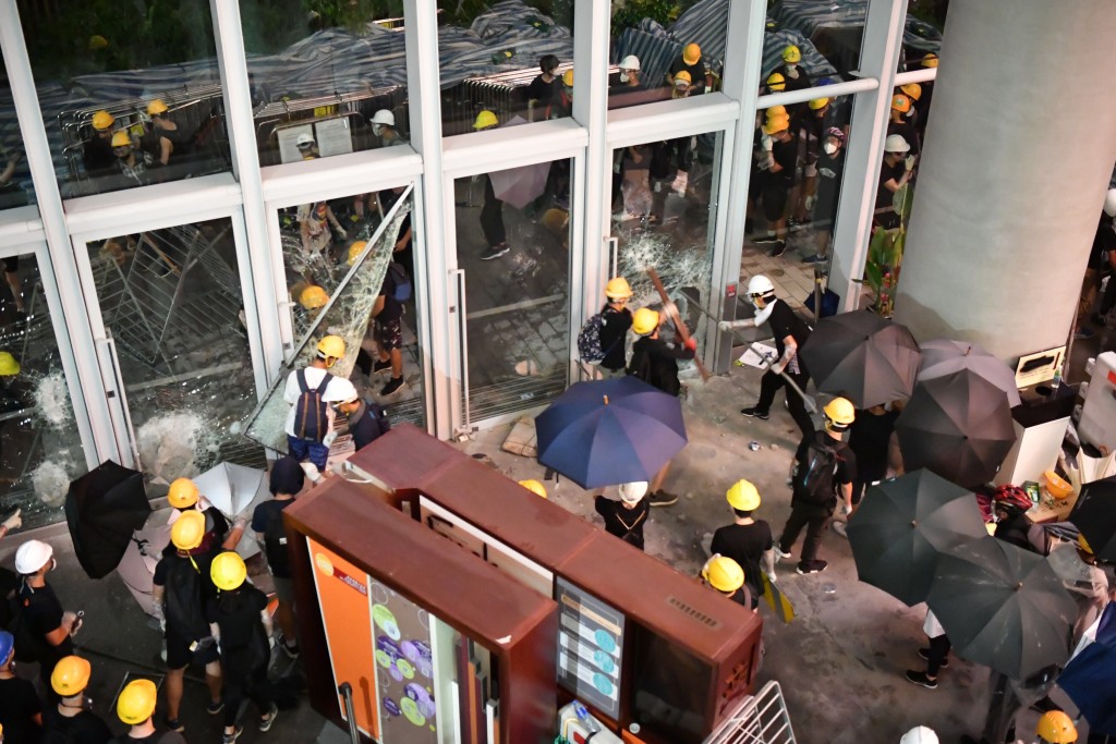 示威者破坏玻璃幕门后占据立法会大楼。资料图片