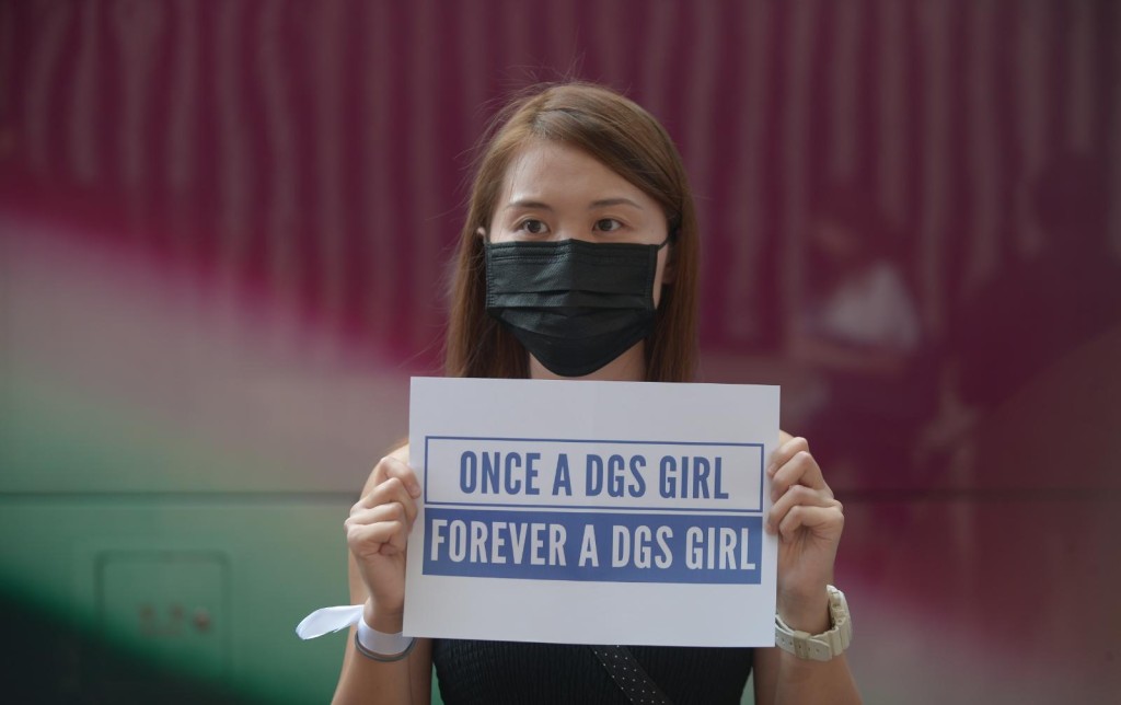 80校友聲援女拔學生。