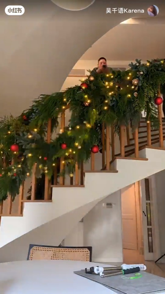 吴千语豪宅内连楼梯也有圣诞装饰。