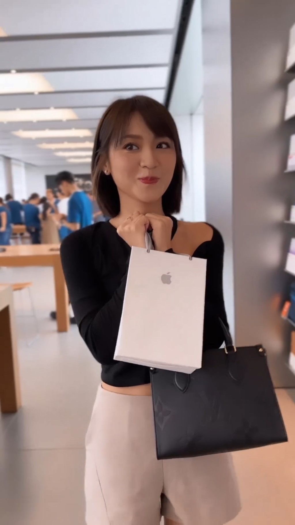 林颖彤虽然工作不多，仍购入新款型号手机。