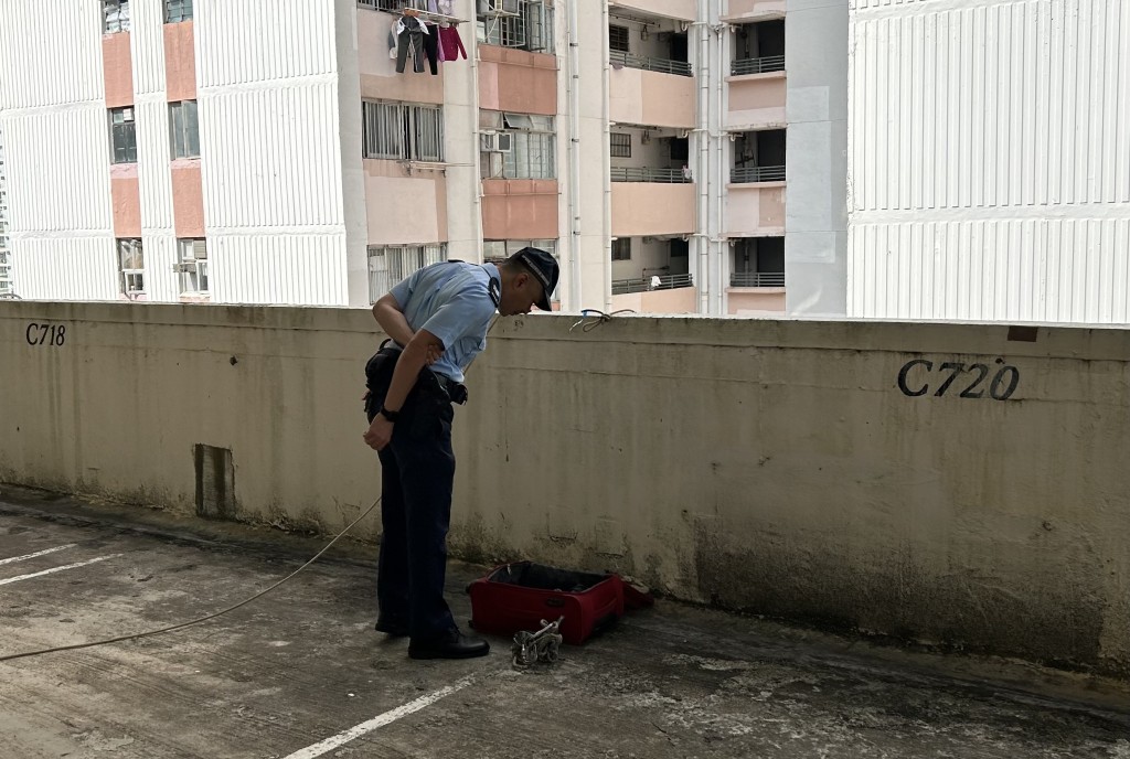 警员在7楼停车场调查。