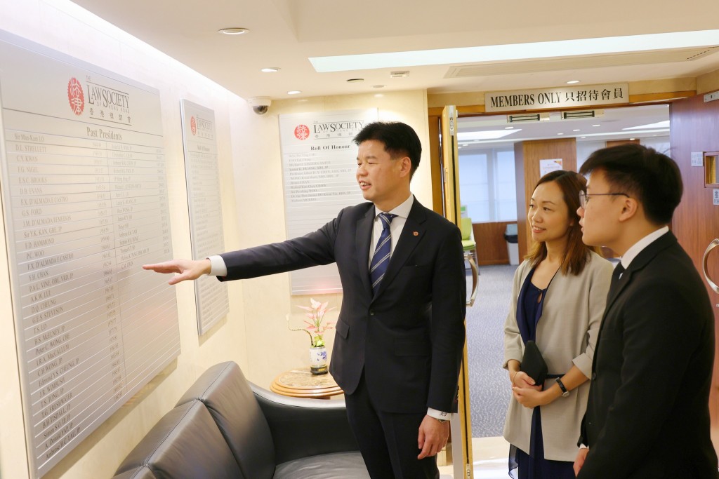 香港律师会会长汤文龙(左一)及副会长黄巧欣(左二)律师会FB图片