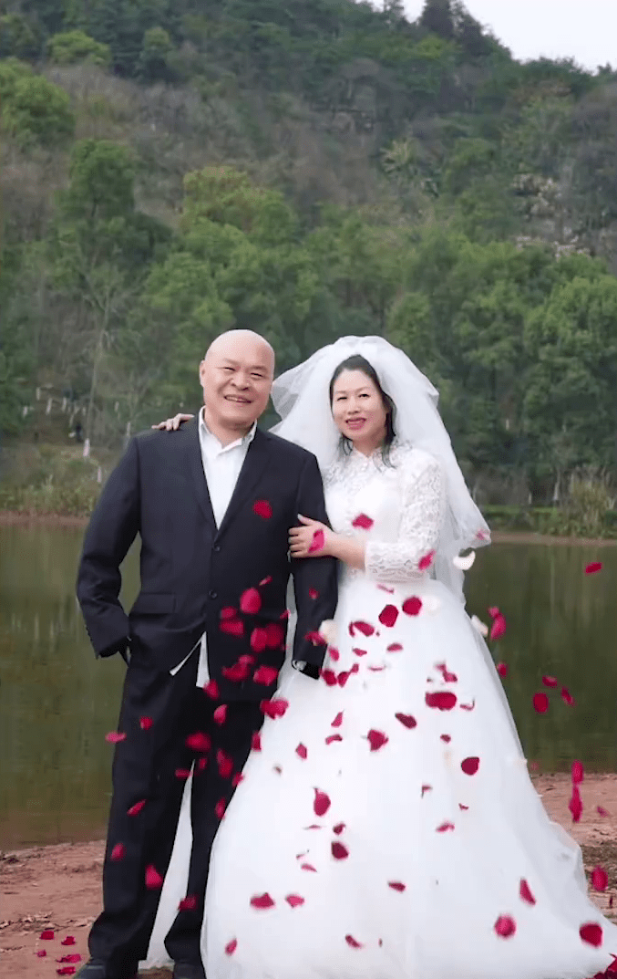 黄国富与妻子拍婚纱照弥补30年遗憾。