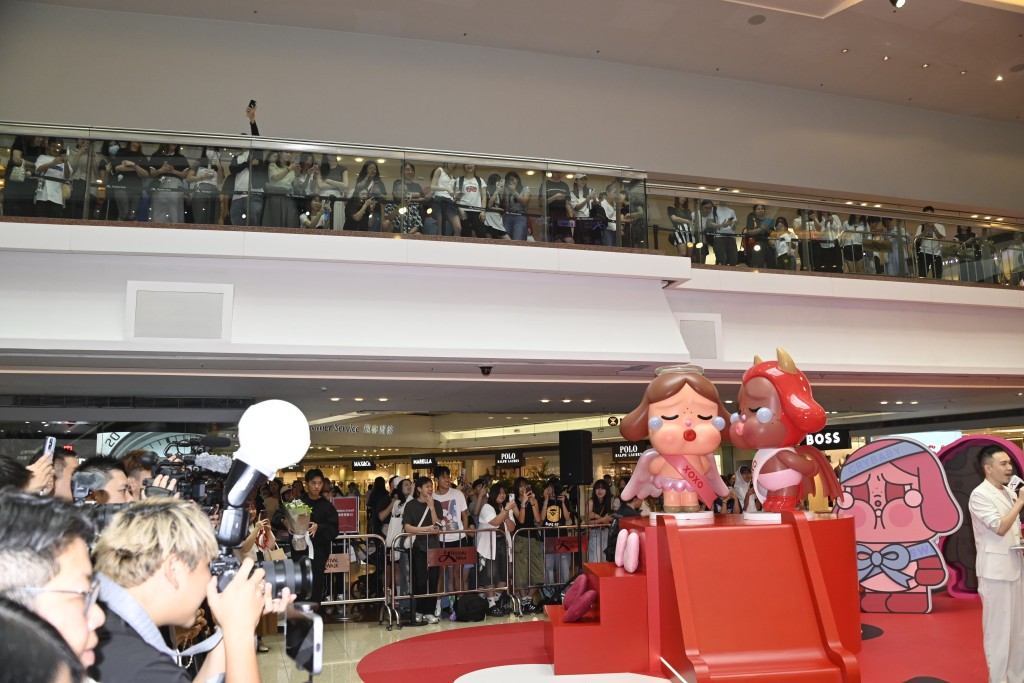 Fans向Tyson Yoshi和Christy送上祝福。