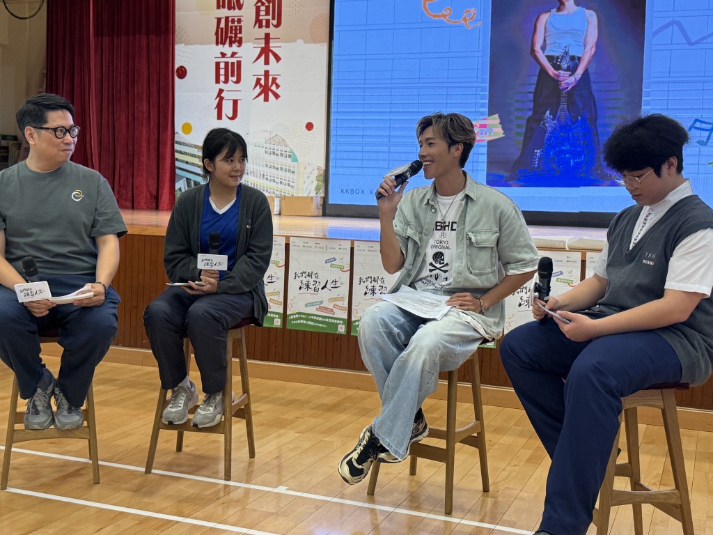 歌手范梓谦（右二）与同学分享个人最具意义的歌曲《今次动真格》中的创作感受。