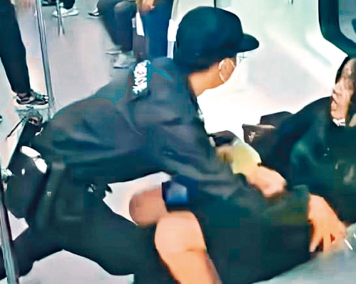 西安地鐵保安員暴力拖拉女乘客。