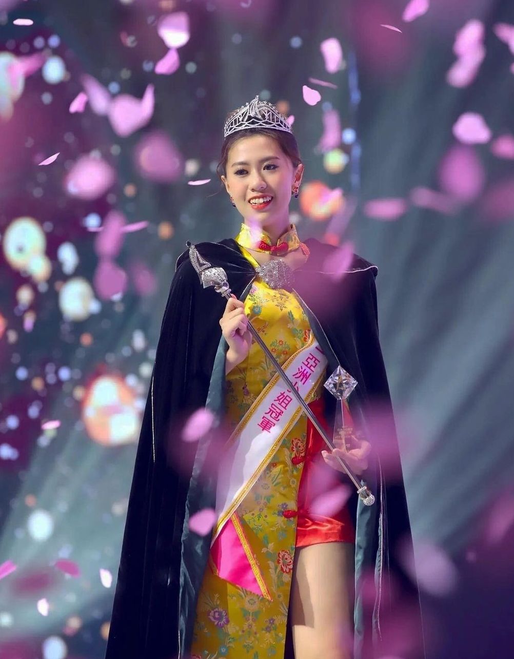 喺NelNel指導下，2021年度亞姐冠軍陳美儀大方得體。