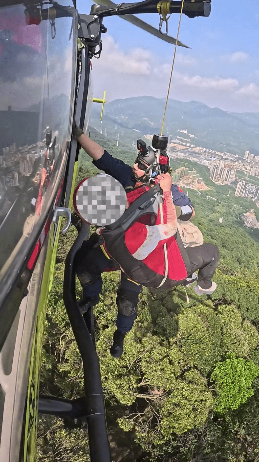 航空救援人員用吊索救人。 航空救援人員用吊索救人。