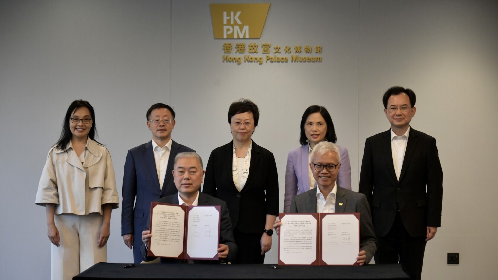 四川省文物考古研究院院長唐飛(前排左)、港故宮館館長吳志華(前排右);後排左起:西九管理局副行政總裁(區域發展)顏金施、四川省文化和旅遊廳廳長戴允康、四川省委常委、宣傳部部長鄭莉、西九文化區管理局行政總裁馮程淑儀、中銀(香港)副總裁陳文。梁譽東攝