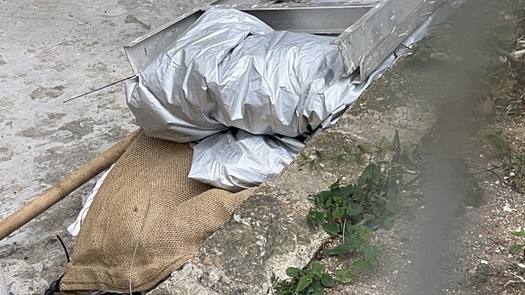 現場有一些棚架工程物料。蔡楚輝攝