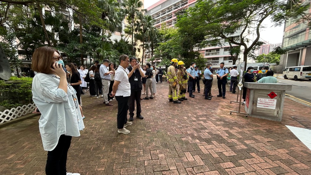 大批員工疏散。