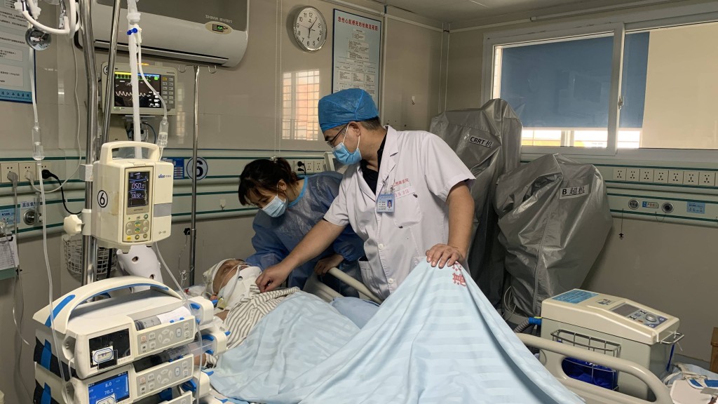 湛江西南医院医生为病人做检查。 网上图片