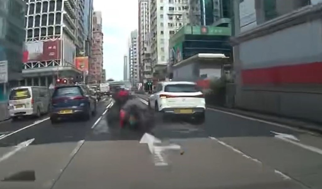 电单车闪避平治翻侧。fb香港突发事故报料区影片截图