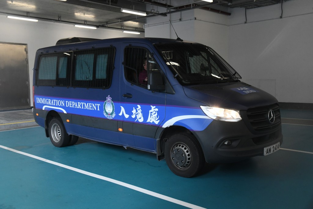 入境處引入流動鑑證戰術車,確保於執法行動期間能夠隨時候命,迅速應對突發情況。 入境處引入流動鑑證戰術車,確保於執法行動期間能夠隨時候命,迅速應對突發情況。