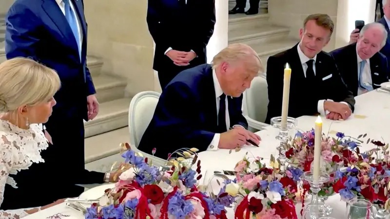 特朗普在凡尔赛宫与法国总统马克龙共进国宴时签署了美伊协议。 White House