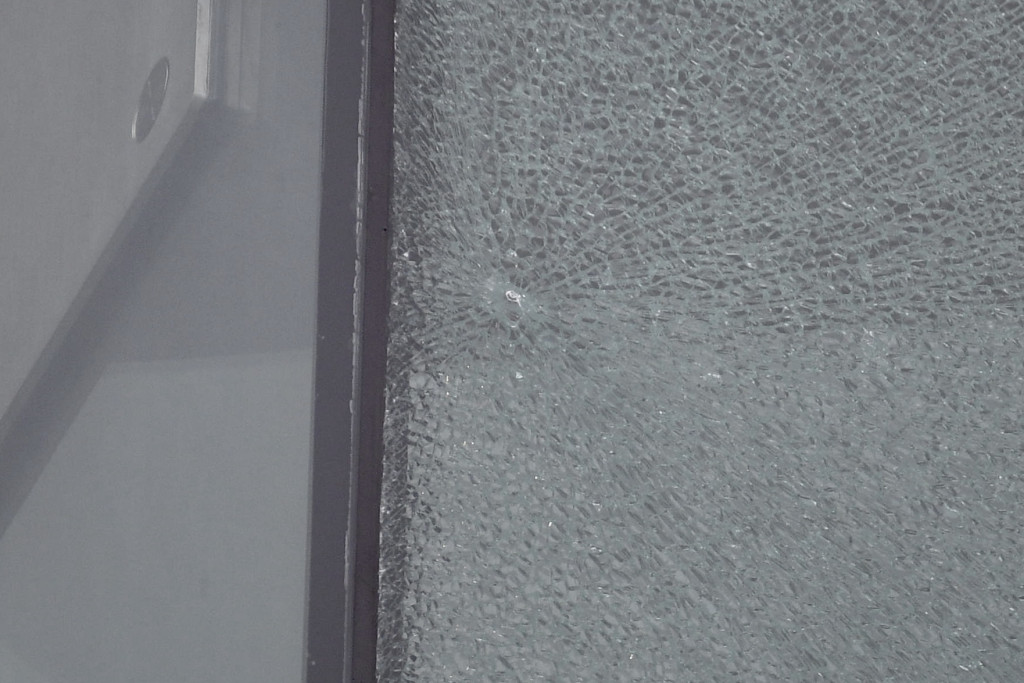 西九龍法院大樓二樓一幅2米乘5米的玻璃外牆早前被發現遭毀壞。資料圖片