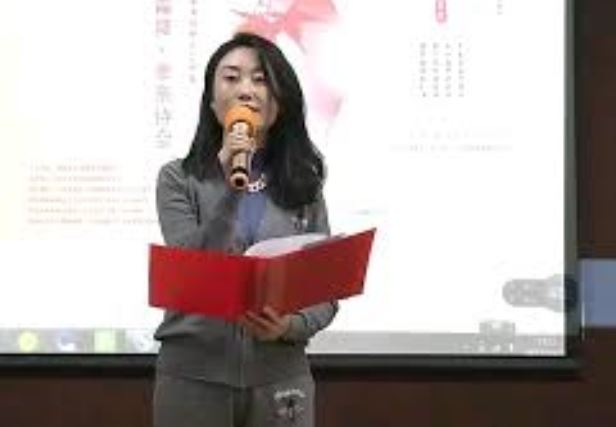 湖南美女局长出轨前夫外甥，双方激情聊天纪录曝光后，女方被停职。