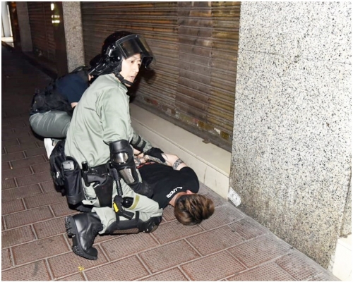 警方在行動中拘捕至少10名男女。資料圖片