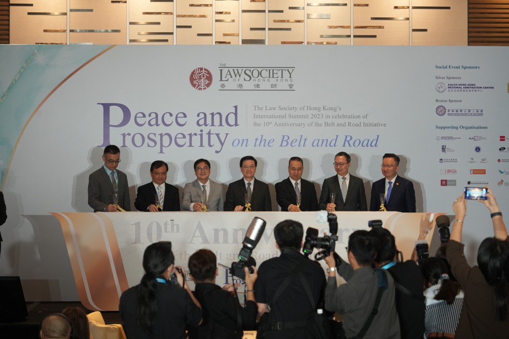 行政长官李家超（左四）、中联办副主任刘光源（左五）出席香港律师会有关一带一路的高峰论坛。吴艳玲摄