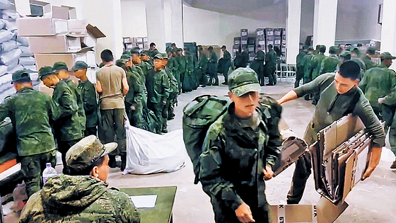 北韓士兵早前在俄遠東地區獲分發行囊。
