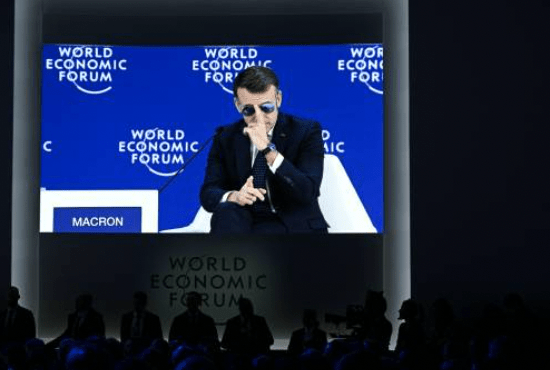 法國總統馬克龍日前在瑞士出席世界經濟論壇發表演講時，於室內全程佩戴一副深色反光飛行員太陽眼鏡，造型隨即成為場內外焦點。法新社