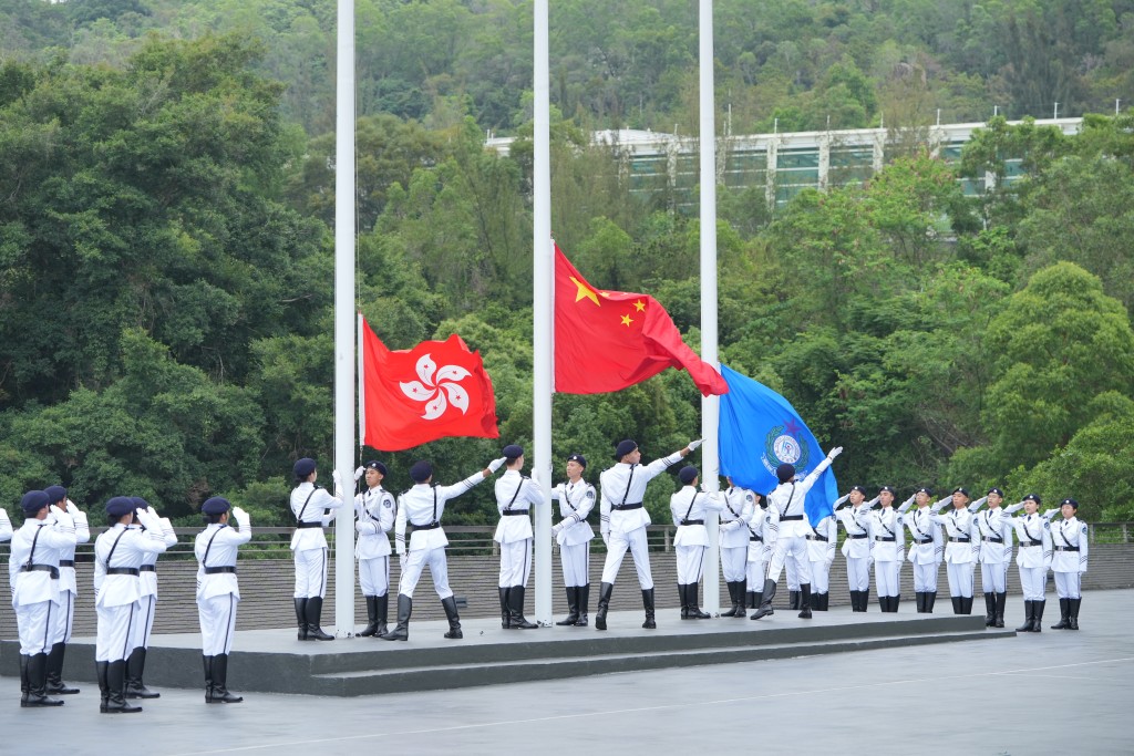 以全新制服登場的領袖團儀仗隊負責升旗儀。