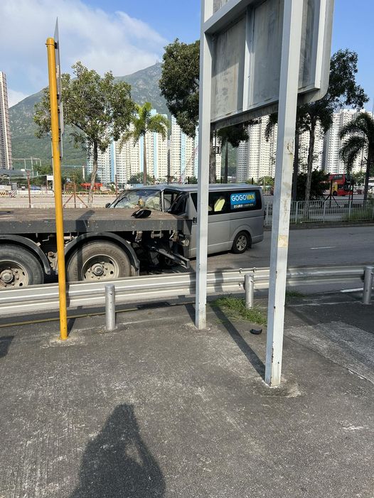 海皇路(往屯門碼頭方向)近海榮路的部份行車線仍然封閉。網上圖片